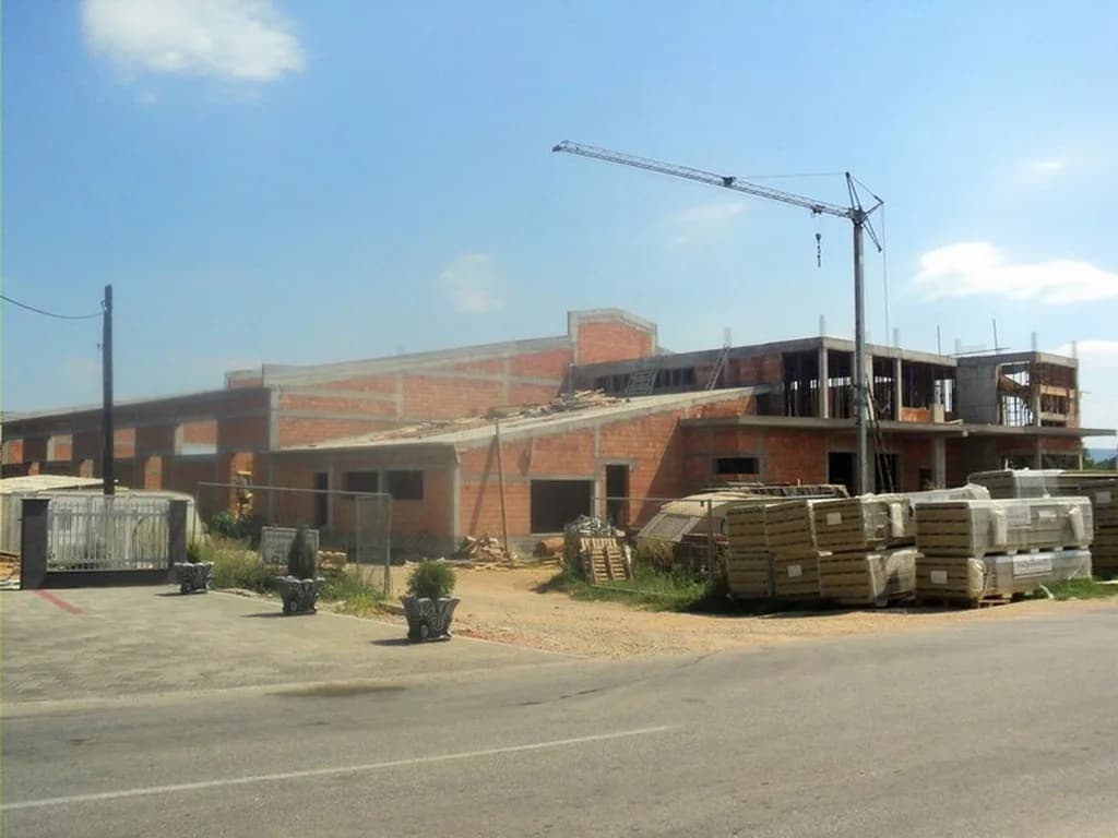 Metalni podupirači i oplate na gradilištu